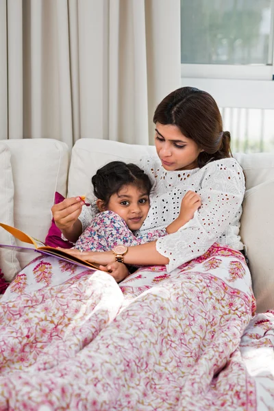 Madre leyendo cuento de hadas a hija —  Fotos de Stock