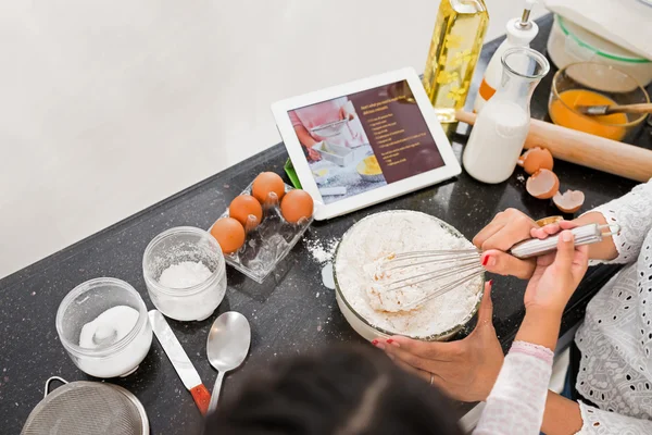 Vrouw mengen ingrediënten volgens recept — Stockfoto