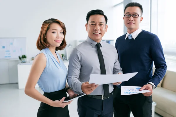 Business team standing in office — Stock Photo, Image
