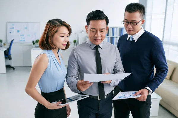 İş adamları belgeyi tartışıyor