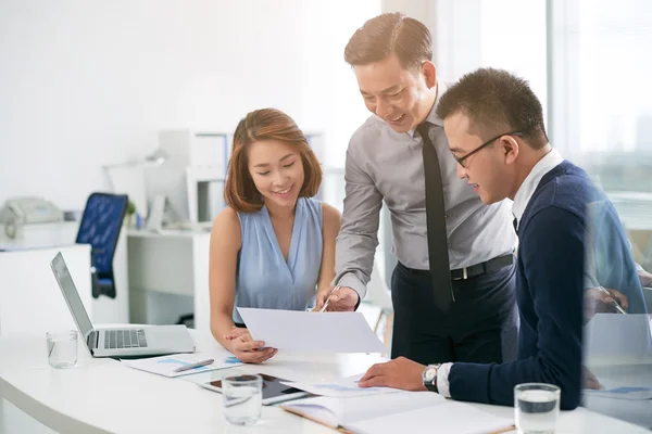 Equipe de negócios analisando dados financeiros — Fotografia de Stock