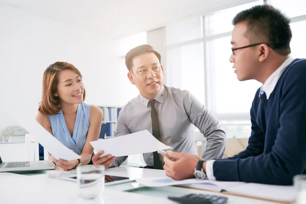 Business människor diskutera nya idéer — Stockfoto