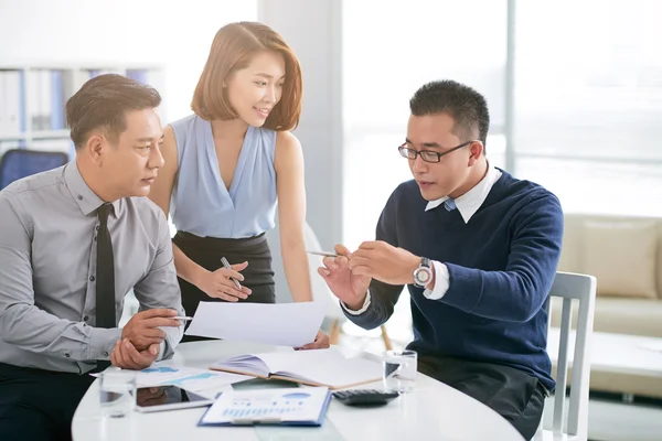 Asya işadamı arkadaşlarınıza konuşuyor