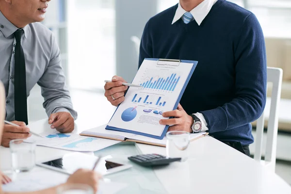 Business person presenting report — Stock Photo, Image