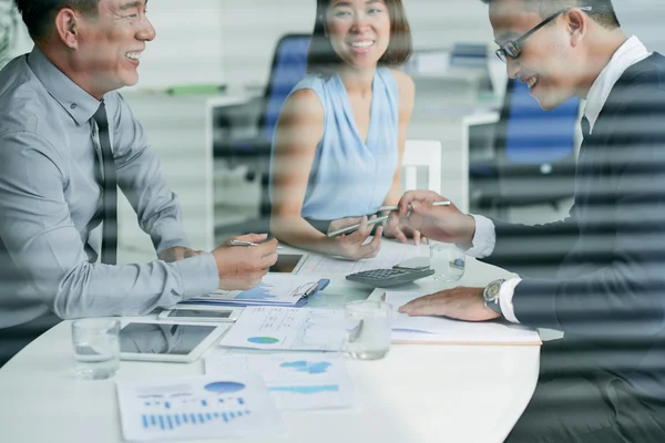 Zakelijke partners een grapje tijdens vergadering — Stockfoto