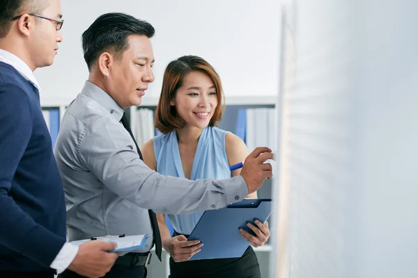 Businessman sharing ideas with colleagues — Stock Photo, Image