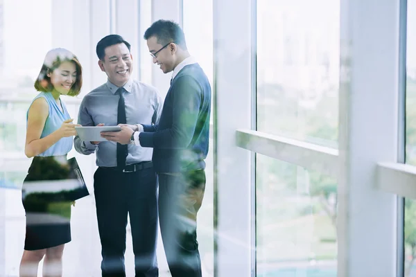 Colleagues chatting in corridor — Stock Photo, Image