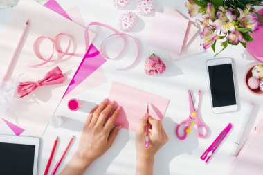 Renkli davetiyeleri yapma kadın