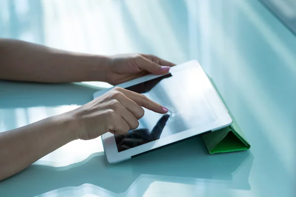 Kobiecych rąk za pomocą cyfrowego tabletu — Zdjęcie stockowe