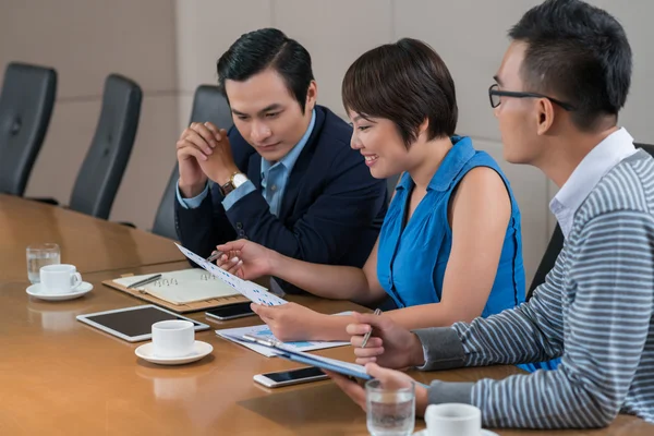 Collega's die werken met bedrijfsdocument — Stockfoto