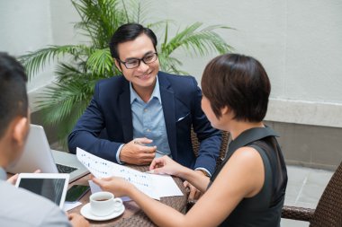 Kafede iş toplantısı.