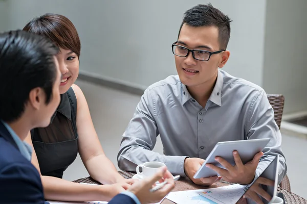 Mensen bespreken bedrijfsideeën — Stockfoto