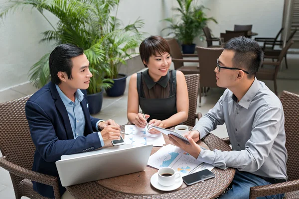 Mensen uit het bedrijfsleven bespreken van financiële verslagen — Stockfoto