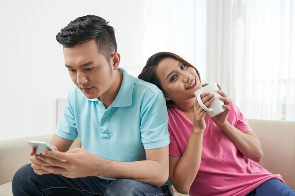 Casal descansando em casa — Fotografia de Stock