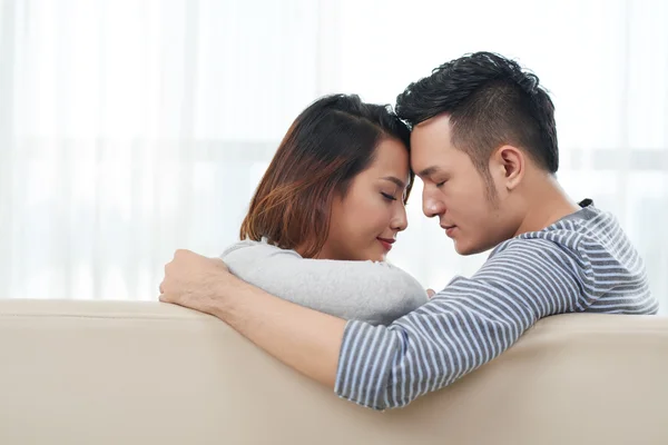 Pareja joven tocando los frentes — Foto de Stock