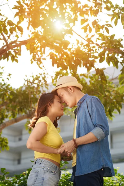 Coppia condivisione momento speciale — Foto Stock