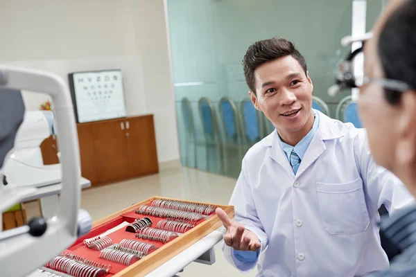 Optométriste annonçant de bonnes nouvelles à son patient — Photo