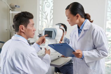 Hemşire için talimat verirken göz doktoru