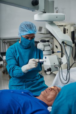 Göz ameliyatına iletken doktor