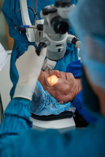 Médico realizando correção de visão — Fotografia de Stock