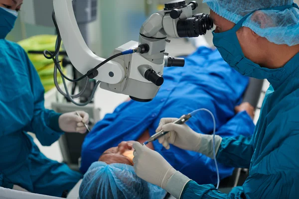 Médico que realiza cirurgia ocular — Fotografia de Stock
