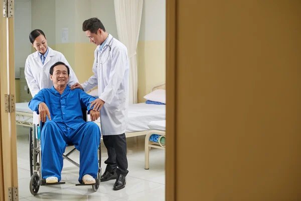 Wietnamski-człowiek na wózku inwalidzkim po operacji — Zdjęcie stockowe