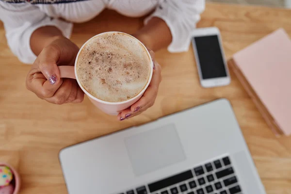 Vrouw grote mok cappuccino drinken — Stockfoto