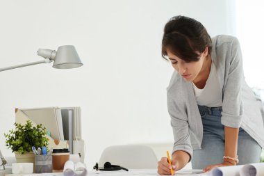 Bina planı üzerinde çalışan mühendis