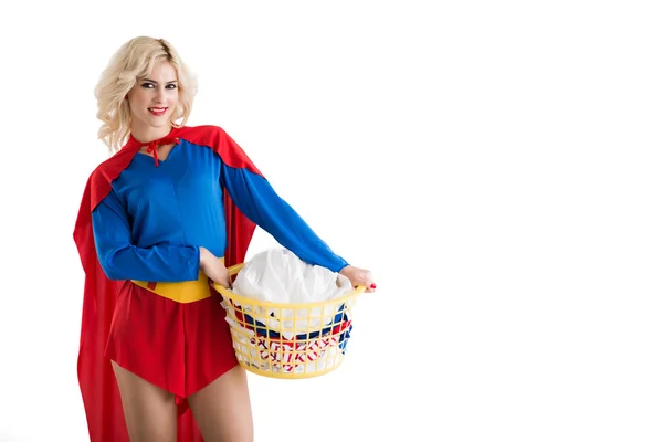 Superwoman mit Korb voller schmutziger Kleidung — Stockfoto