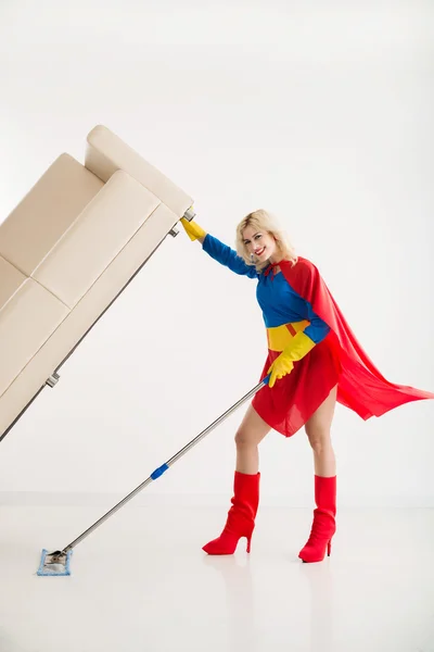 Сильна домогосподарка в костюмі супержінки — стокове фото