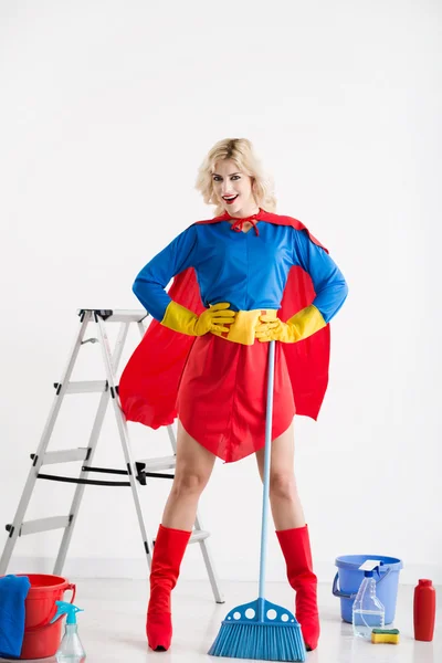 Hemmafru i superwoman kostym — Stockfoto