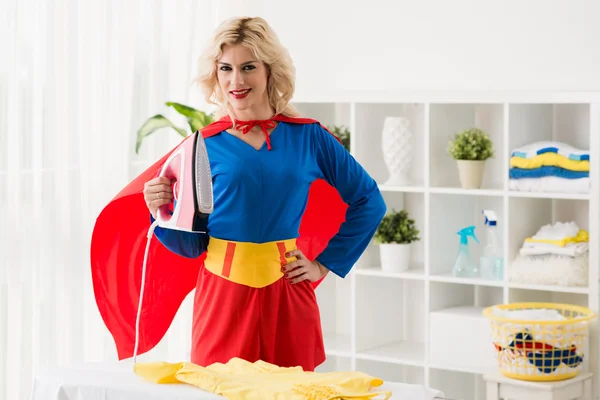 Femme en costume de super héros — Photo