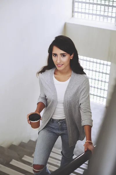 Frau mit Kaffee zum Mitnehmen — Stockfoto
