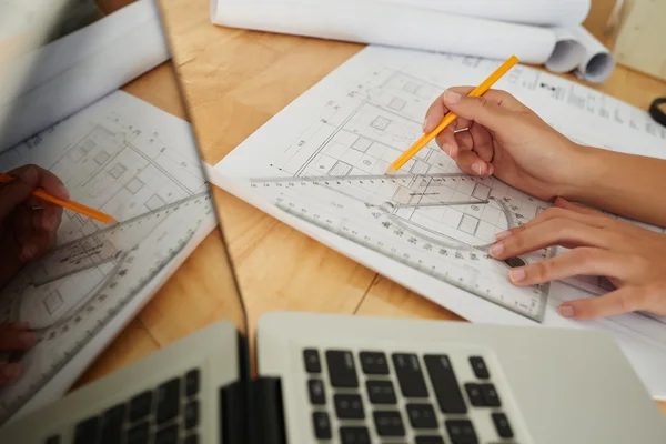 Ingeniero creando nuevo proyecto de vivienda —  Fotos de Stock