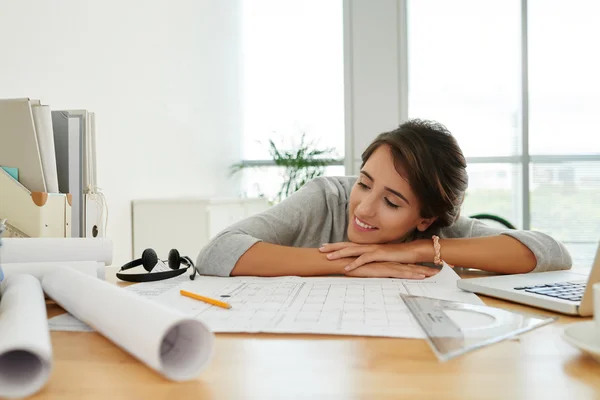 Mulher tendo pausa curta após o trabalho — Fotografia de Stock