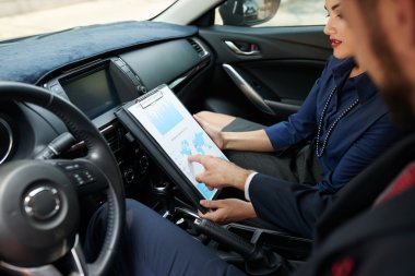 İş insanlar çözümlenirken iş grafiği