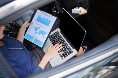 Araba diyagramında ile çalışan kadın