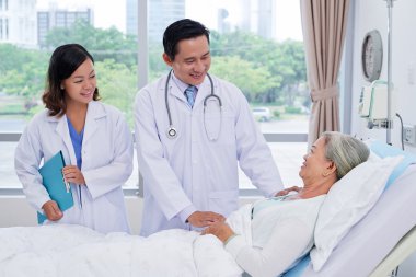 Doktor ve hemşire hasta destek