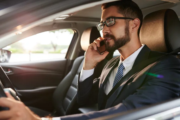 Business executive roeping en rijden — Stockfoto