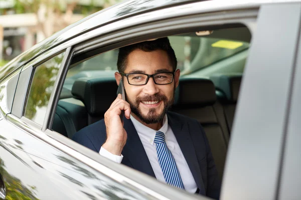 Man in auto praten over telefoon — Stockfoto