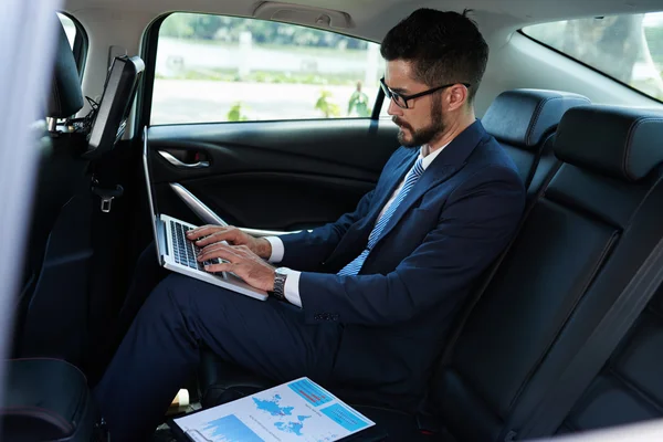 Voorbereiden van de presentatie in auto man — Stockfoto