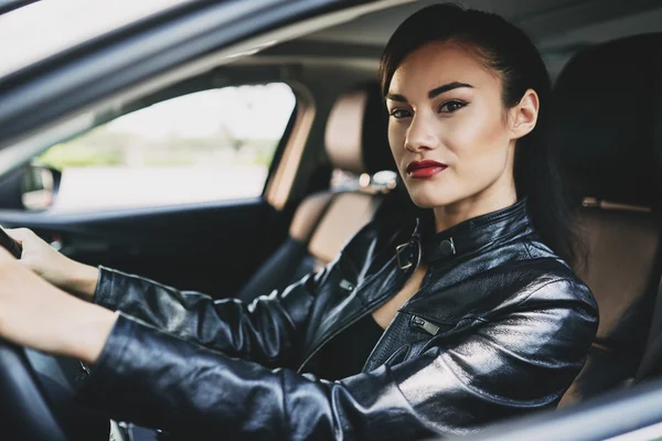 Mulher confiante carro de condução — Fotografia de Stock