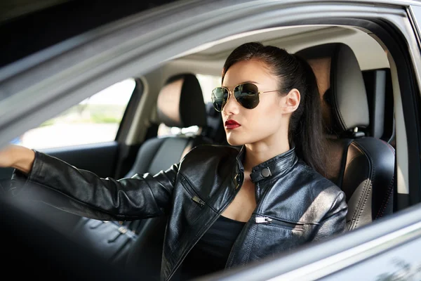 Femme en lunettes de soleil conduisant au travail — Photo