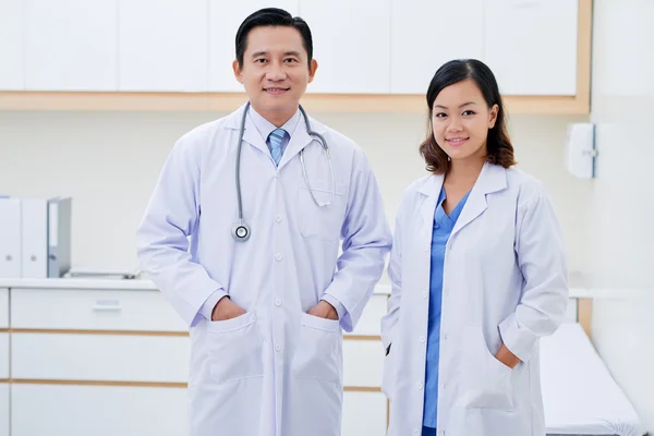 Arzt und Krankenschwester schauen in die Kamera — Stockfoto