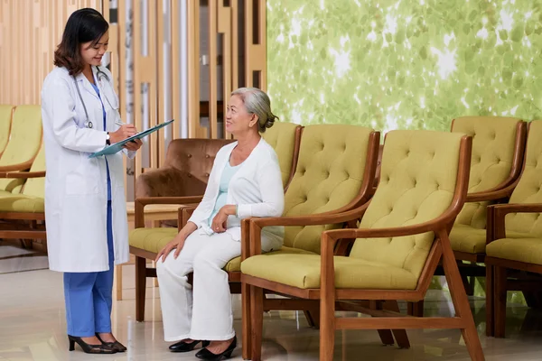 Doctor talking to aged patient — Stock Photo, Image