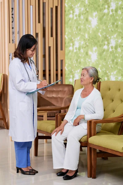 Krankenschwester beschwert sich über Seniorin — Stockfoto