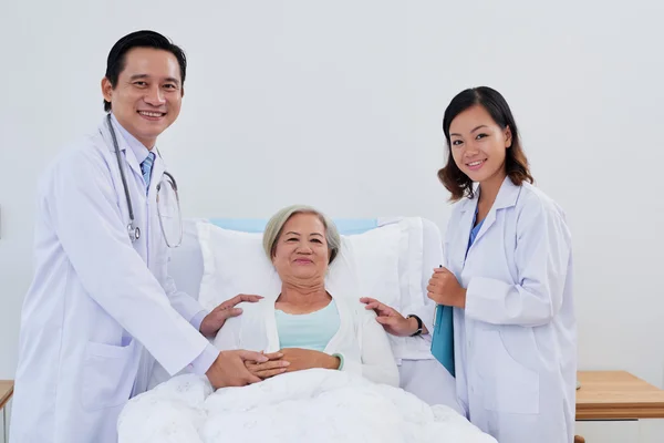 Mujer mayor con médico y enfermera — Foto de Stock