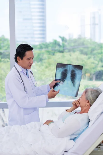 Médico explicando resultados de radiografía al paciente — Foto de Stock