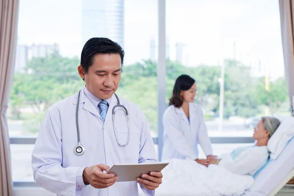 Medico con tablet — Foto Stock