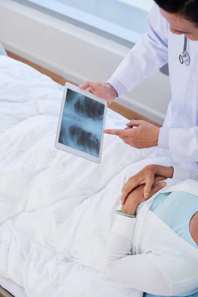 Médico explicando resultados de rayos X al paciente — Foto de Stock
